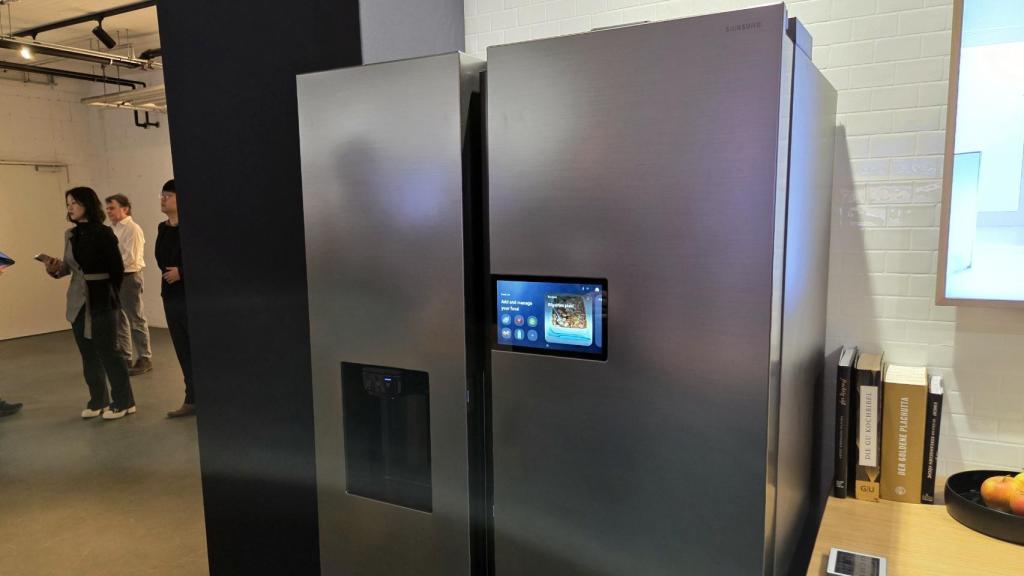 La nevera de cuatro puertas de Samsung con pantalla de 9 pulgadas.