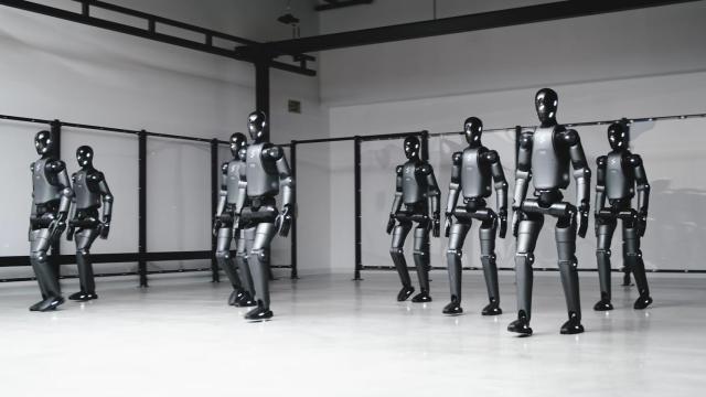 Varios robots humanoides Figure 02 caminando como humanos.