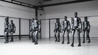 Varios robots humanoides Figure 02 caminando como humanos.