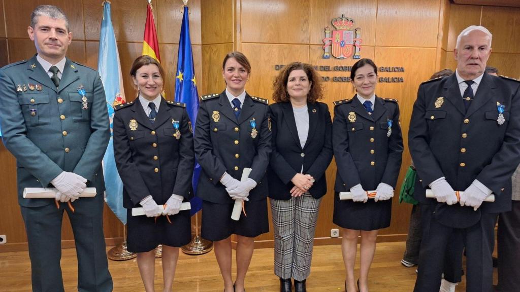Los cinco agentes de la provincia condecorados con la medalla al Mérito Civil.