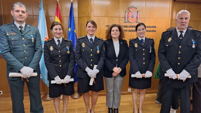 Los cinco agentes de la provincia condecorados con la medalla al Mérito Civil.