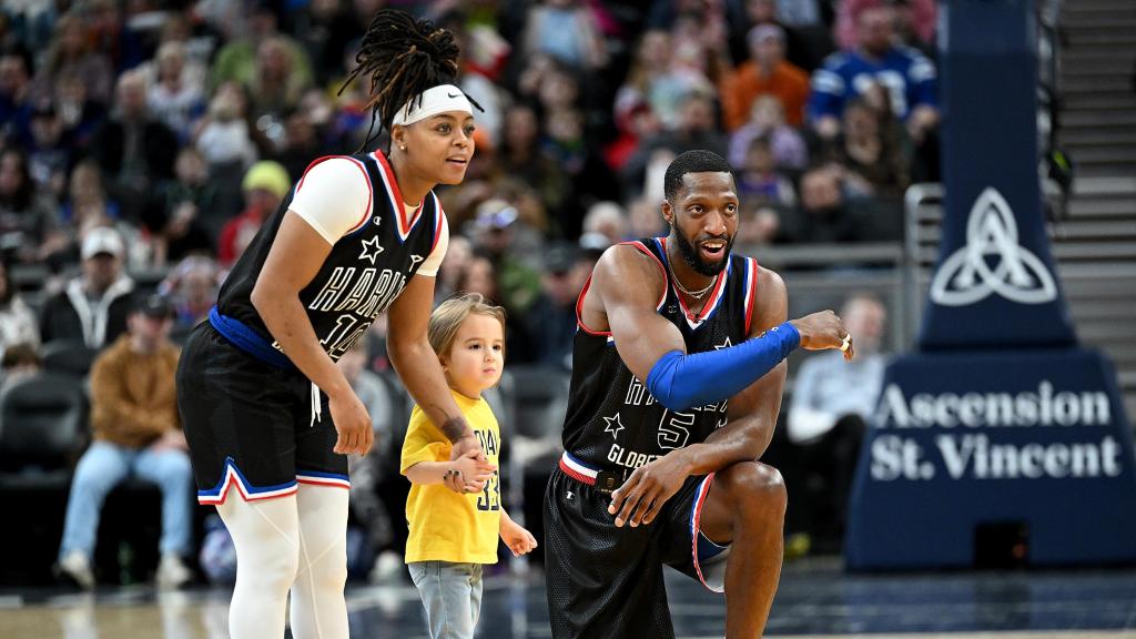 George 'Torch' junto a otro jugador de los Harlem Globetrotter.