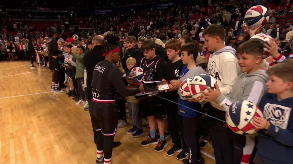 Cherelle George 'Torch' firmando autógrafos a unos aficionados de los Harlem Globetrotters.