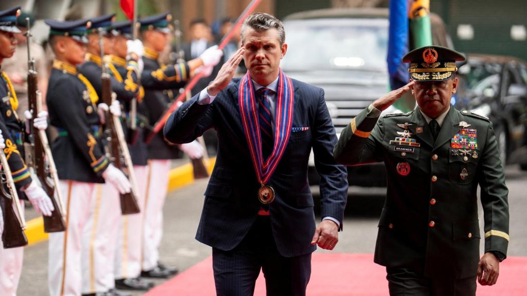 El secretario de Defensa de EEUU, Pete Hehseth, durante su visita a Manila, acompañado del general filipino Romeo Brawner Jr.