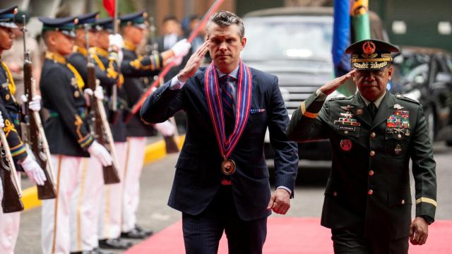 El secretario de Defensa de EEUU, Pete Hehseth, durante su visita a Manila, acompañado del general filipino Romeo Brawner Jr.