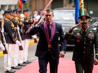 El secretario de Defensa de EEUU, Pete Hehseth, durante su visita a Manila, acompañado del general filipino Romeo Brawner Jr.