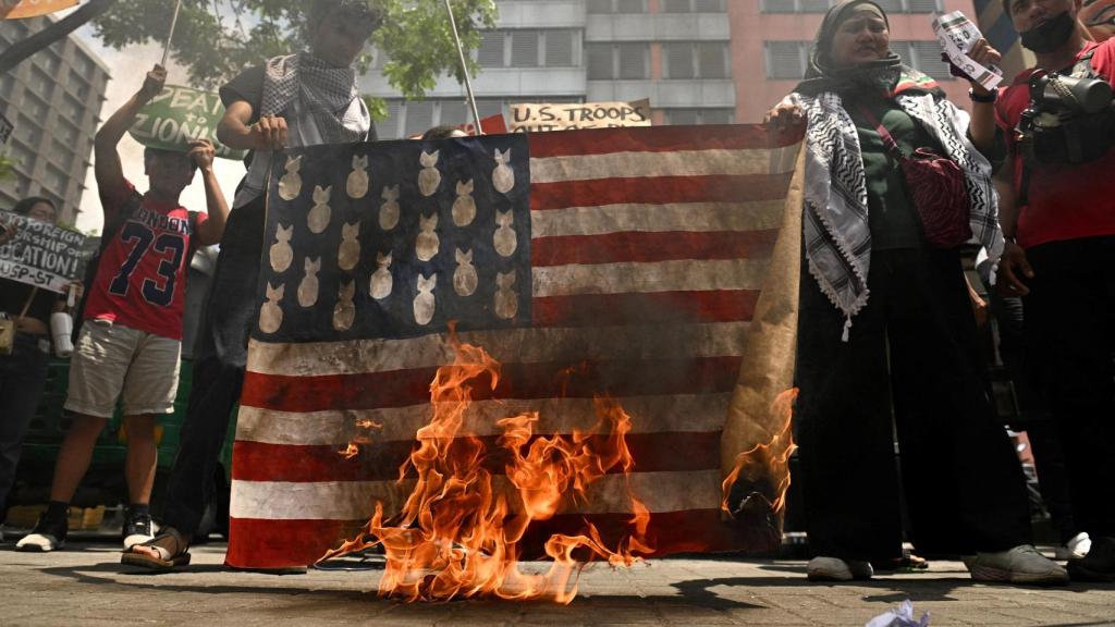 Protestas en Manila, cerca de la embajada de EEUU, durante la visita de Hegseth.