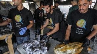 Trabajadores y voluntarios de la ONG World Central Kitchen del chef José Andrés en mayo de 2024 en Gaza.