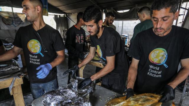 Trabajadores y voluntarios de la ONG World Central Kitchen del chef José Andrés en mayo de 2024 en Gaza.
