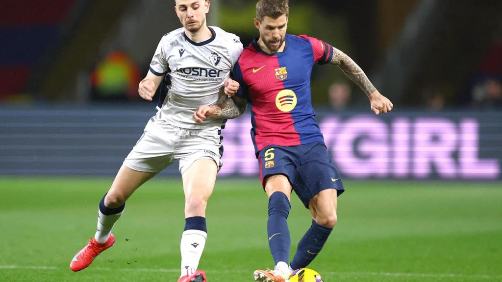 Iñigo Martínez disputa un balón con Raúl García de Haro.
