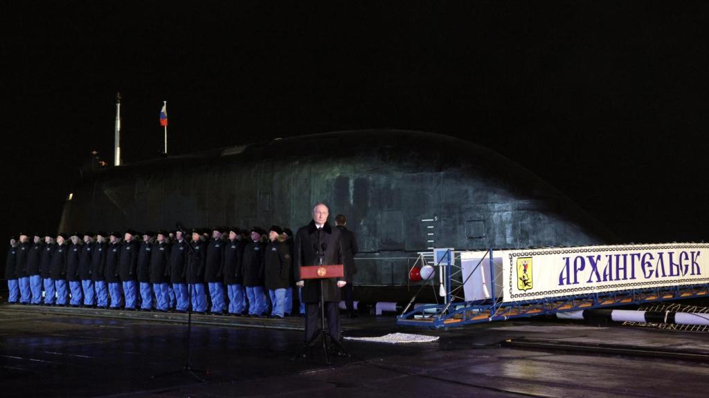 Putin pronuncia un discurso con el submarino nuclear 'Arkhangelsk' a su espalda, en el puerto de Múrmansk.