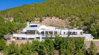 Esta es la impresionante mansión de Pepe Navarro en Ibiza de la que todo el mundo habla: descubrimos todas sus estancias