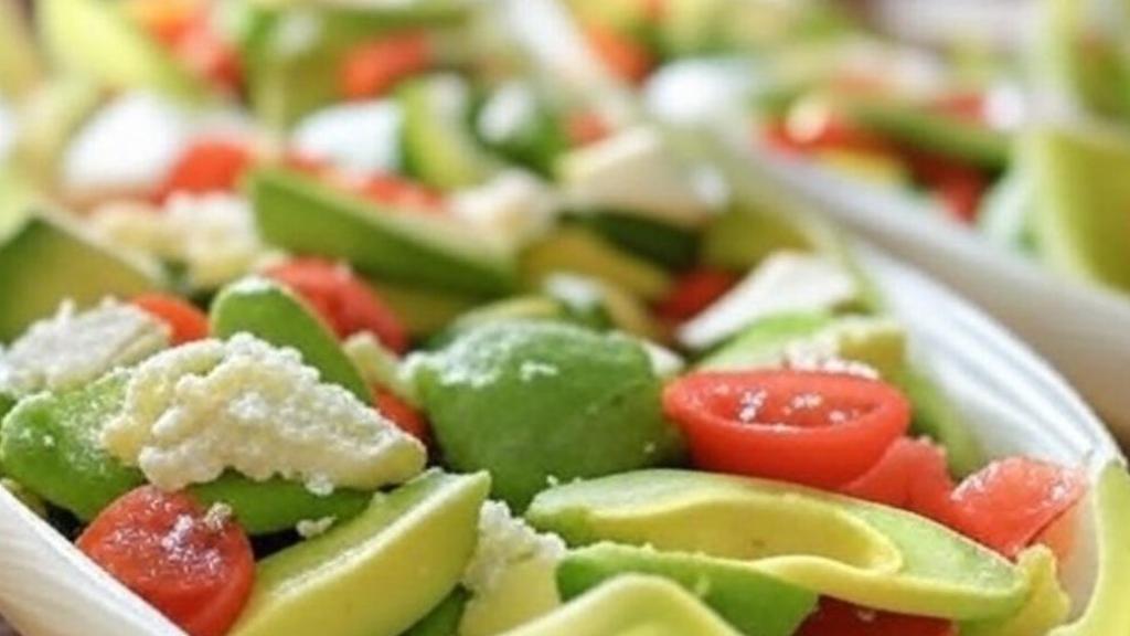 Endivias de tomate con aguacate y queso.