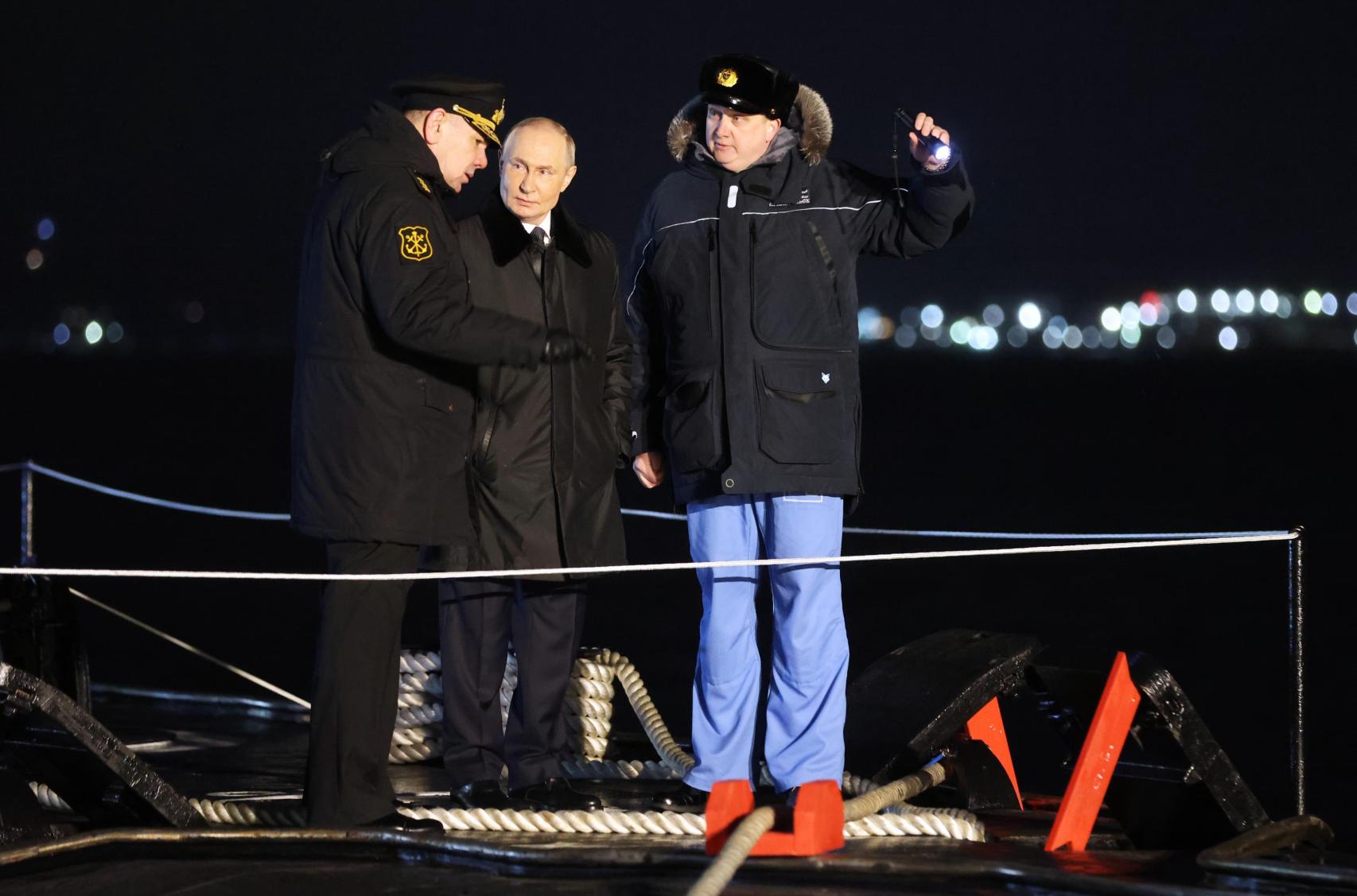 Putin charla con el almirante del submarino atómico.