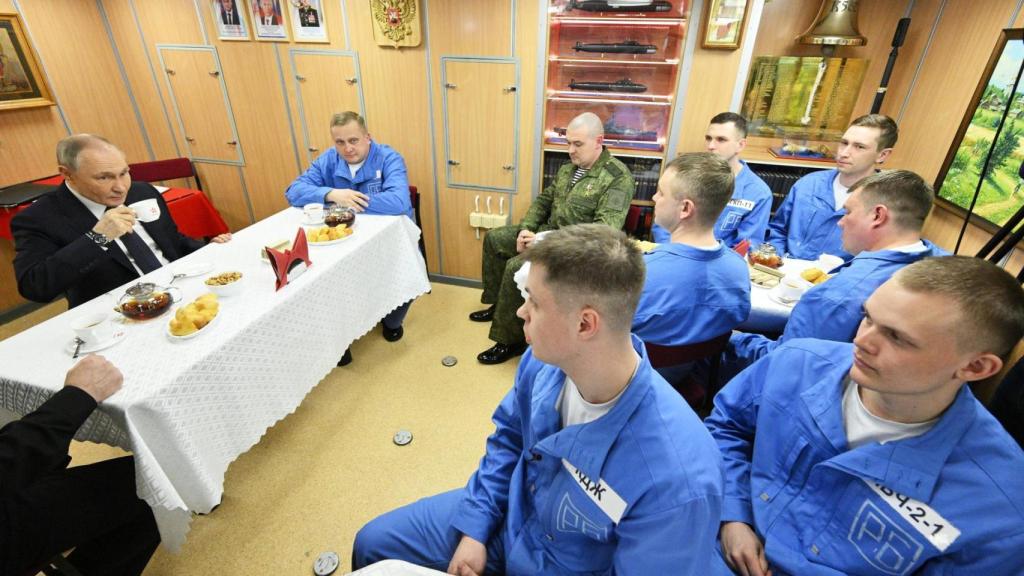 Putin tomando un café con la tripulación del 'Arcángel'.