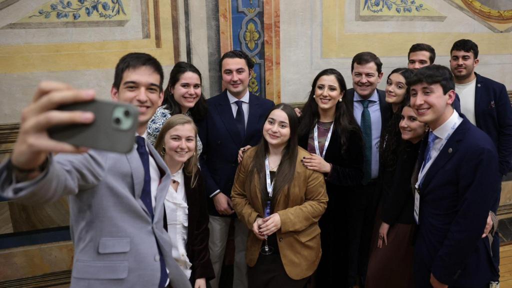 El presidente de la Junta de Castilla y León, Alfonso Fernández Mañueco, junto a representantes e integrantes de la Asociación de Estudiantes Independientes de la Universidad de Salamanca (AEUS)