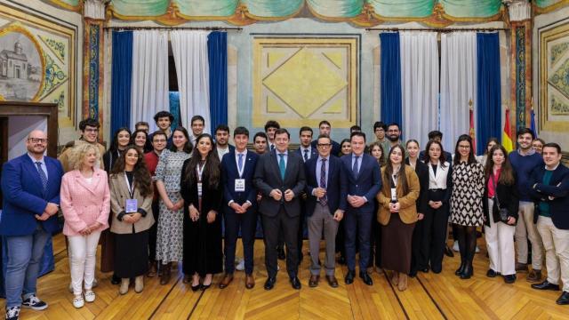 El presidente de la Junta de Castilla y León, Alfonso Fernández Mañueco, junto a representantes e integrantes de la Asociación de Estudiantes Independientes de la Universidad de Salamanca (AEUS)
