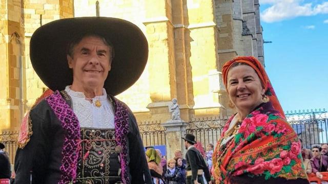 José María Mateos Valiente, tamborilero de Robleda, y Cata, su mujer