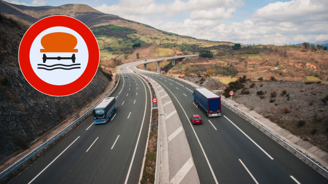 Señal R-110 y una carretera con circulación de vehículos.