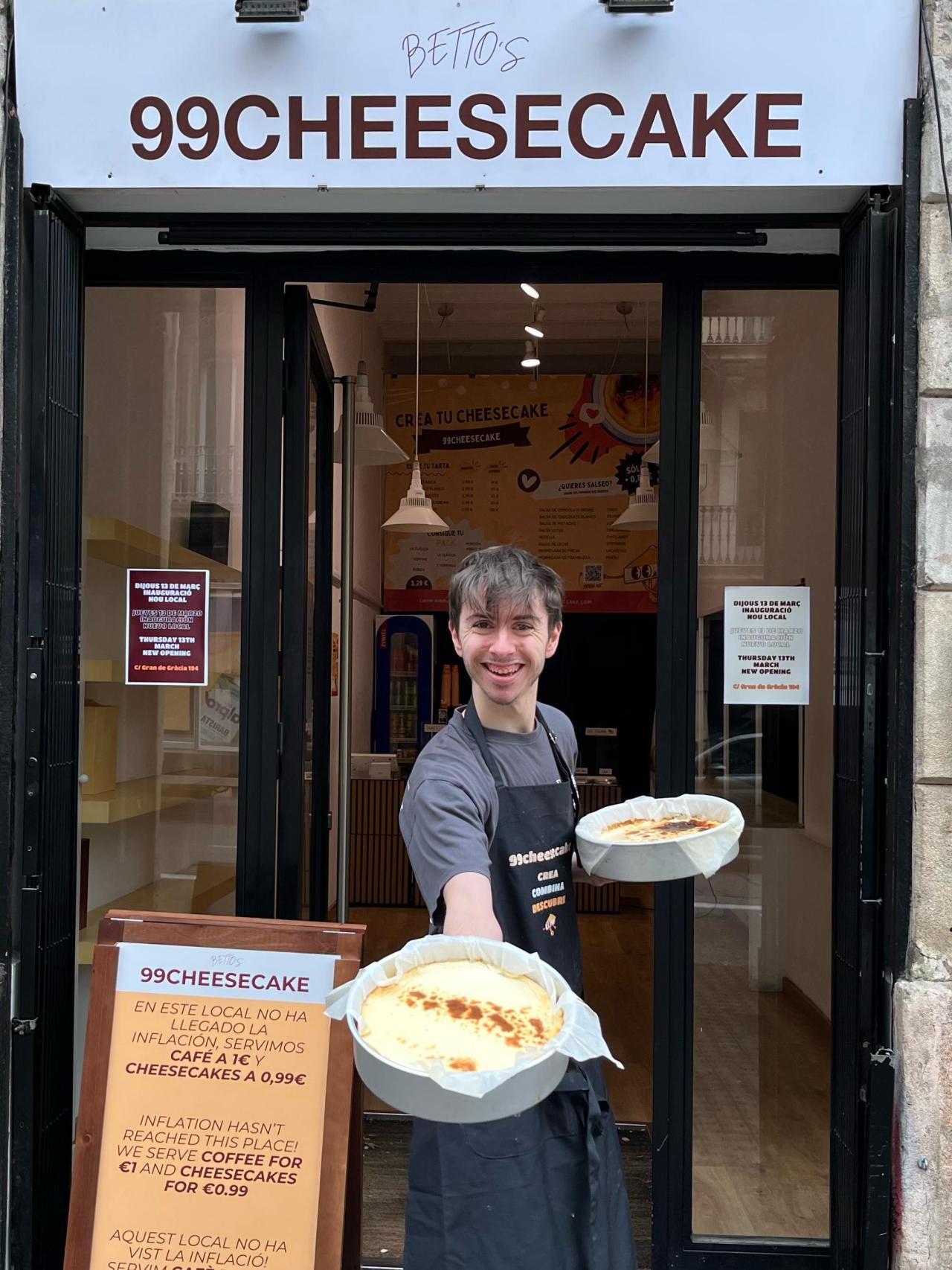 Bettosini sosteniendo en ambos brazos la tarta clásica.