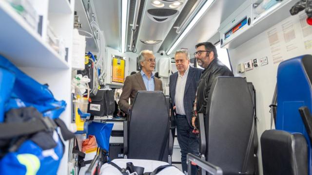 El conselleiro de Sanidade en la presentación de la nueva ambulancia de Moaña.