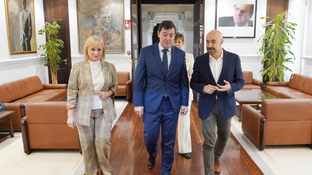 Leticia García, Alfonso Fernández Mañueco y Óscar Lobo durante la recepción de este viernes.