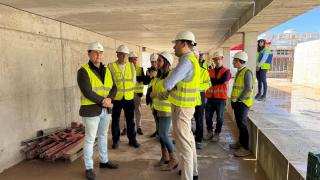 El alcalde de San Javier, José Miguel Luengo (i), visita las obras del nuevo sistema de gestión de aguas pluviales junto a la consejera de Agua, Sara Rubira.