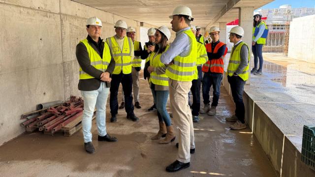 El alcalde de San Javier, José Miguel Luengo (i), visita las obras del nuevo sistema de gestión de aguas pluviales junto a la consejera de Agua, Sara Rubira (c).