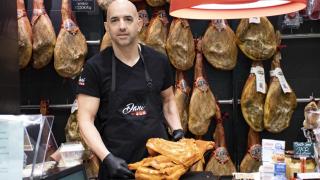 Dani en su carnicería.