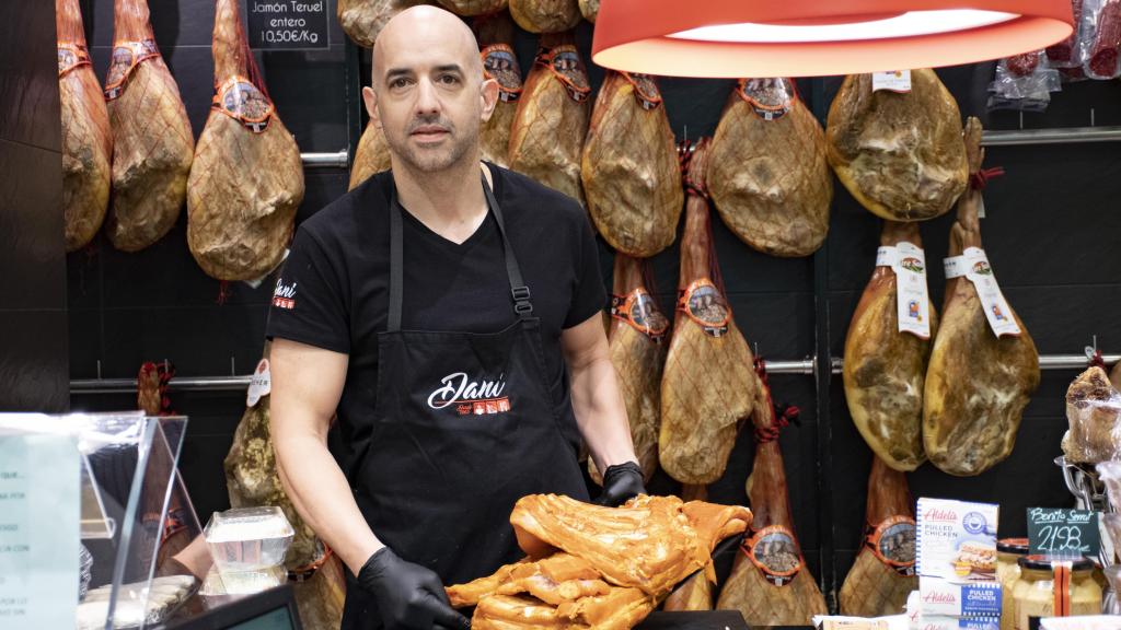 Dani en su carnicería.