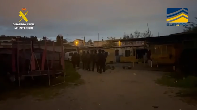 Los investigadores, deteniendo a los yihadistas.