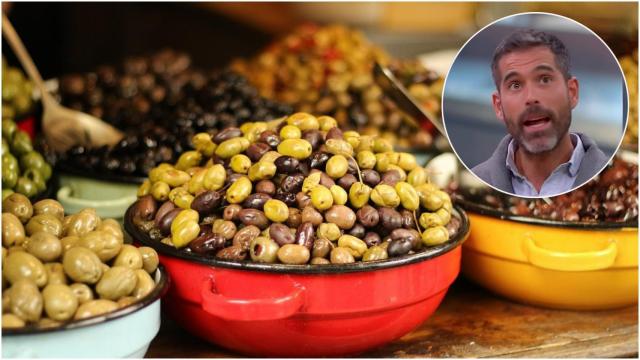 El nutricionista Pablo Ojeda junto a un cuenco de aceitunas.