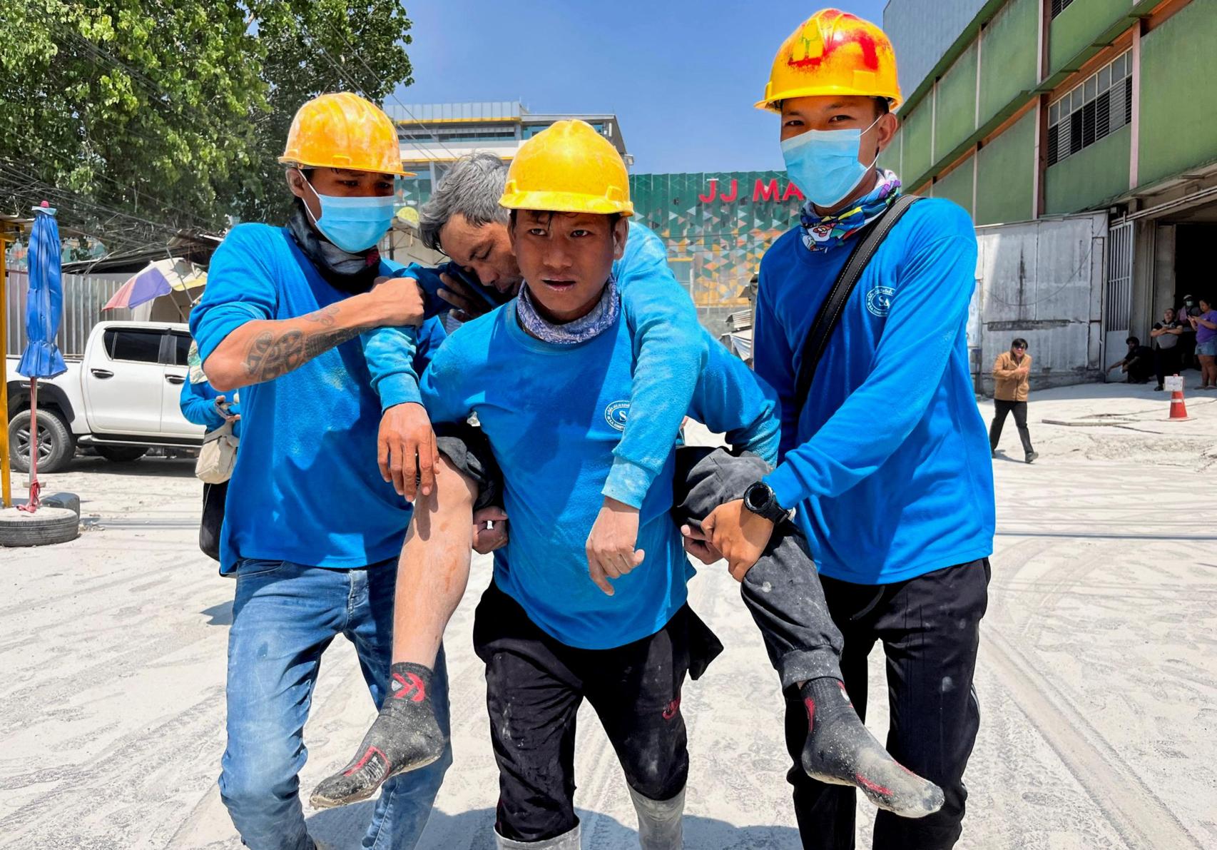 Trabajos de rescate de los afectados por el terremoto en Bangkok.