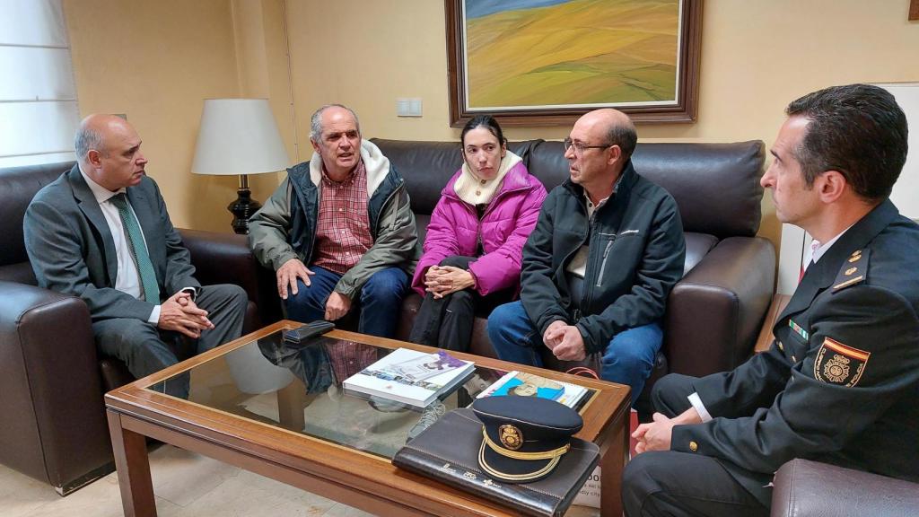 El Subdelegado del Gobierno en Valladolid, Jacinto Canales, se reúne con el padre, la hermana y el tío de Alejandro Aranda, el joven desaparecido en Valladolid