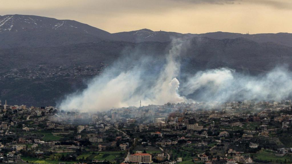 Bombardeo israelí en la frontera sur del Líbano con Israel este viernes.