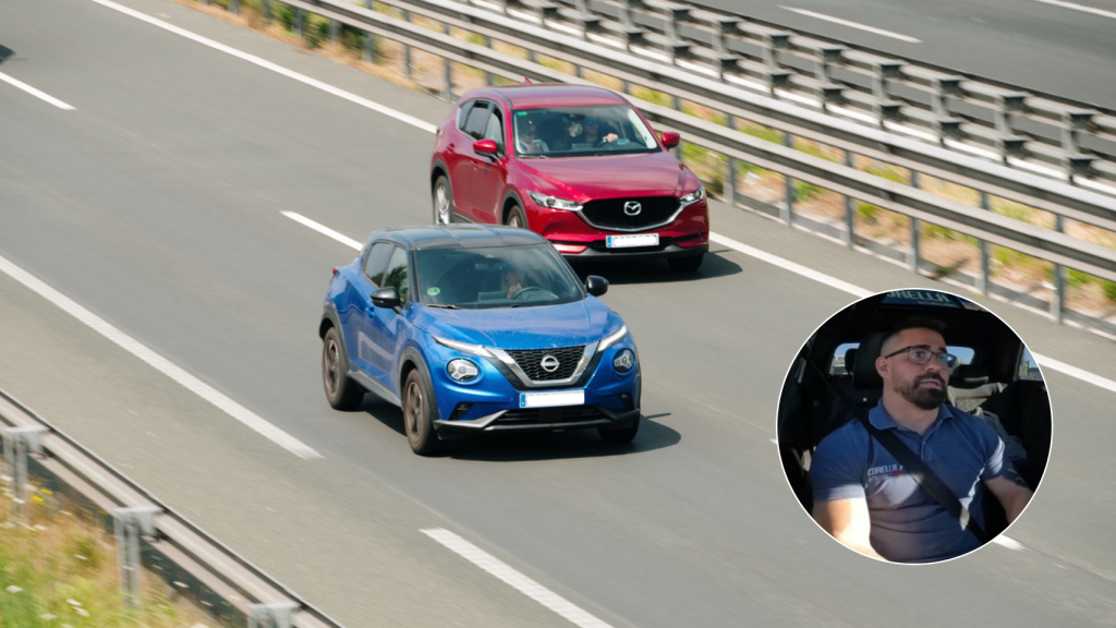 Adelantamiento en carretera de dos coches y el profesor de autoescuela Javier Corella.