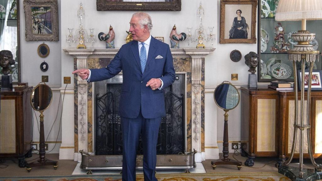 Carlos III, en el interior de Clarence House, en año 2020.