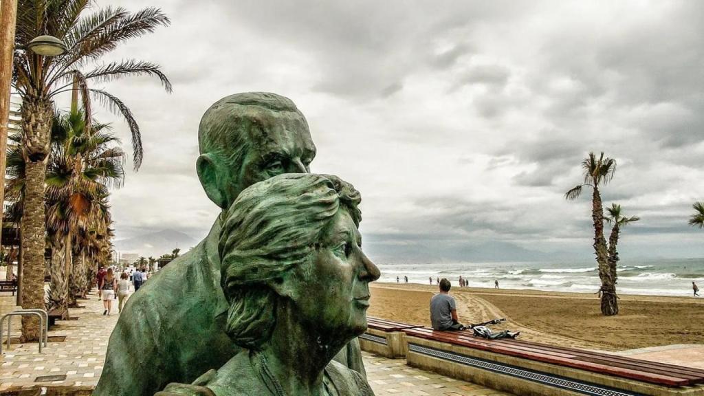Monumento a los pensionistas en la Playa de San Juan de Alicante.