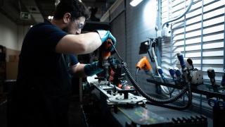 El Taller de Circularidad de Barcelona de Decathlon trabaja para la reparación y mantenimiento de materiales.