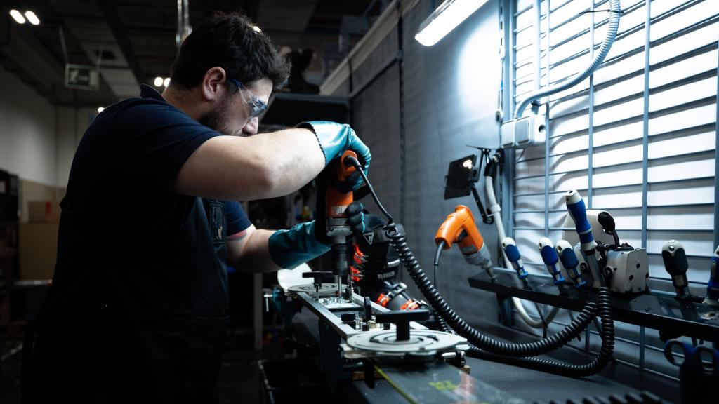 El Taller de Circularidad de Barcelona de Decathlon trabaja para la reparación y mantenimiento de materiales.