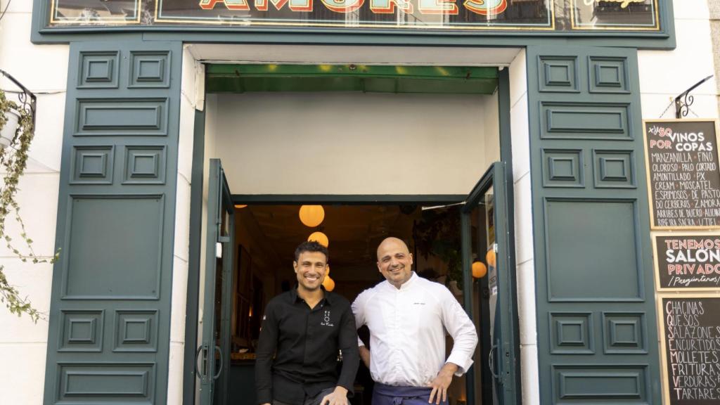 José Fuentes y Javier Goya, delante del Tabanco Amores.