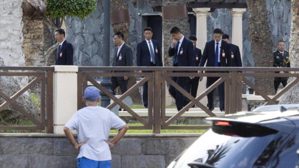 Un residente de Las Palmas de Gran Canaria mira fijamente a la comitiva de Xi Jiping durante su última visita en la capital isleña.