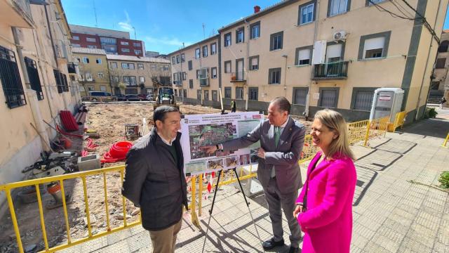 El delegado de la Junta y los concejales de Urbanismo y Medio Ambiente visitan las obras en las plazas de San Bernardo