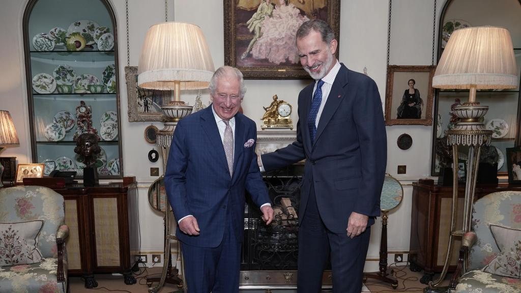 El rey Carlos III, con el rey Felipe VI, en la visita del soberano al Reino Unido en 2022.