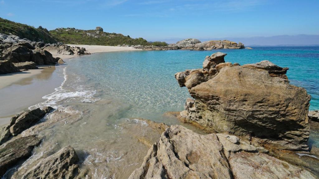 Agua cristalina de la playa de Lagoelas