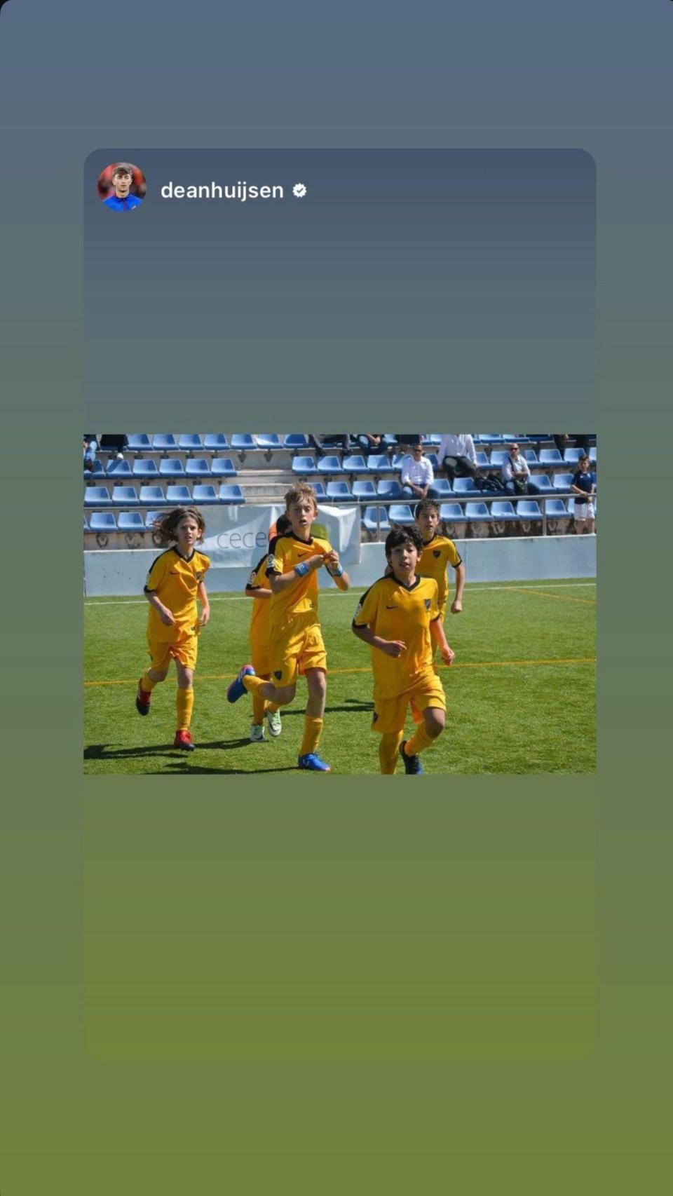 Uno de los 'stories' compartidos por Huijsen de sus tiempos en la cantera blanquiazul.