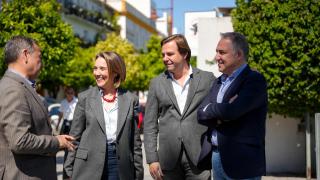 Cuca Gamarra junto a Elías Bendodo y Antonio Repullo, este viernes en Sevilla.