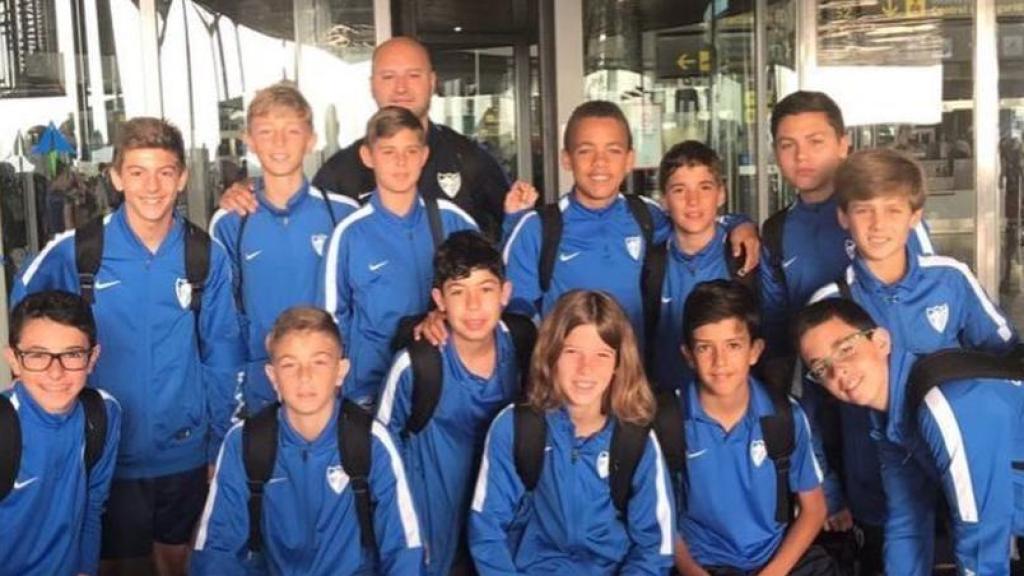 Dani, con melena en el centro y abajo y Dean al fondo a la izquierda.