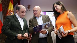 El alcalde de Valladolid, Jesus Julio Carnero, el presidente de la Junta de Cofradías, Miguel Vegas, y la concejala de Turismo, Blanca Jiménez