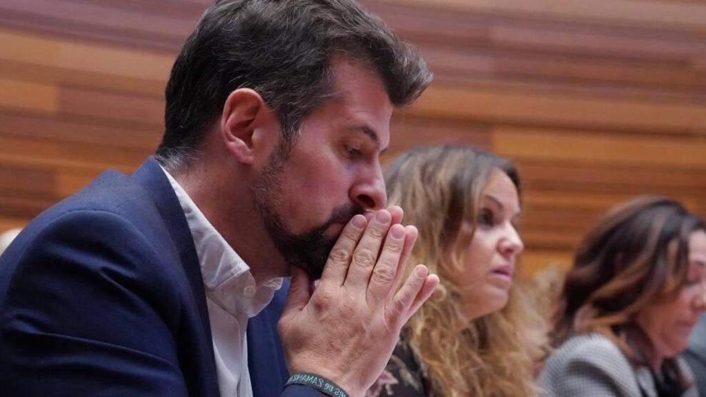 Luis Tudanca, cabizbajo durante un pleno en las Cortes